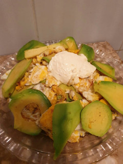 Una foto de Huevos a la plancha con aguacate
