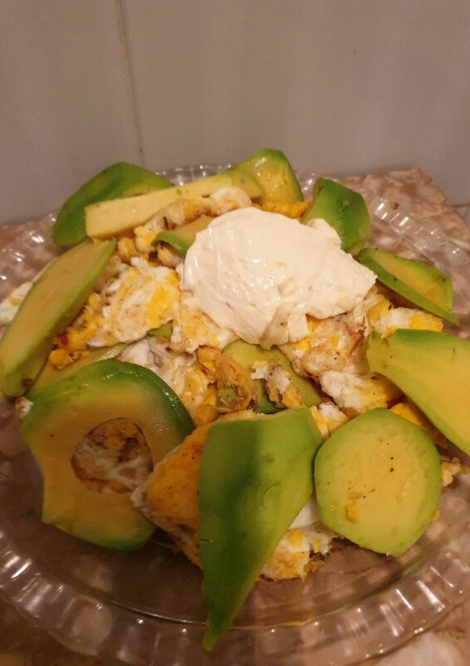 Una foto de Huevos a la plancha con aguacate