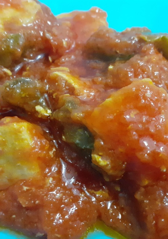 Una foto de Tacos de emperador con tomate y pimientos fritos