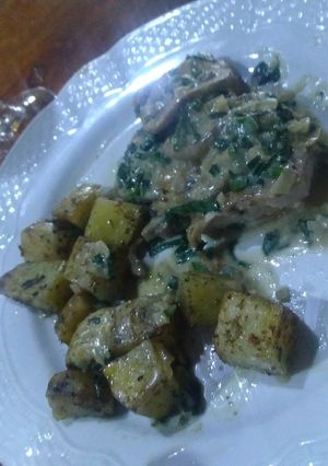Una foto de Pollo al verdiñon (verdeo y champiñón) con papas 🤔🤗🤗