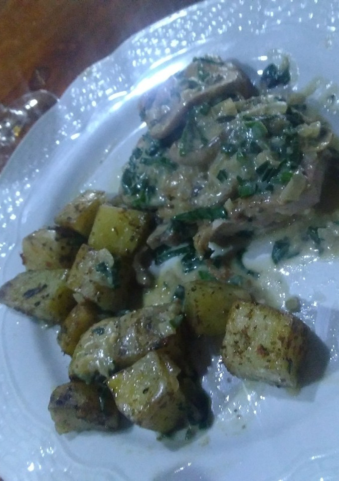 Una foto de Pollo al verdiñon (verdeo y champiñón) con papas 🤔🤗🤗