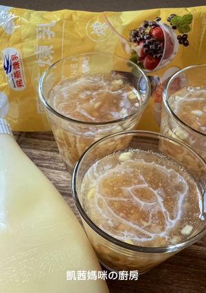 A picture of Sweet Mung Bean Dessert with Condensed Milk.