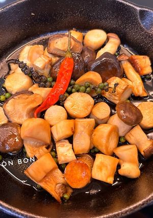 Hình của món Nấm Đùi Gà Kho Tiêu Xanh Chay.