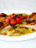 Jamoncitos de pollo con puerro y tomate cherry al horno