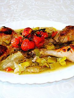 Una foto de Jamoncitos de pollo con puerro y tomate cherry al horno