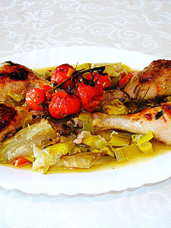 Una foto de Jamoncitos de pollo con puerro y tomate cherry al horno