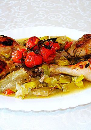 Una foto de Jamoncitos de pollo con puerro y tomate cherry al horno