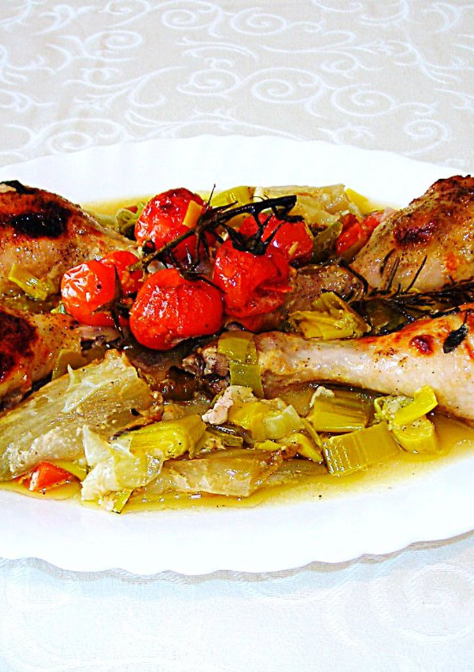 Una foto de Jamoncitos de pollo con puerro y tomate cherry al horno