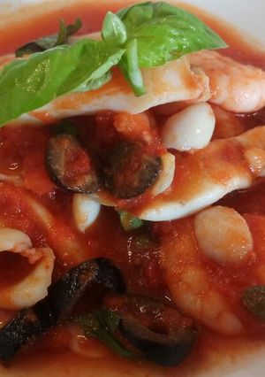 A picture of Gamberi e calamari piccante spicy prawns and squid.