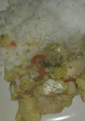 Una foto de Salteado de merluza con cebolla pimientos y papas crujientes