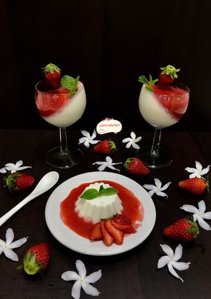 Hình của món Coconut Panna cotta with strawberry sauce.