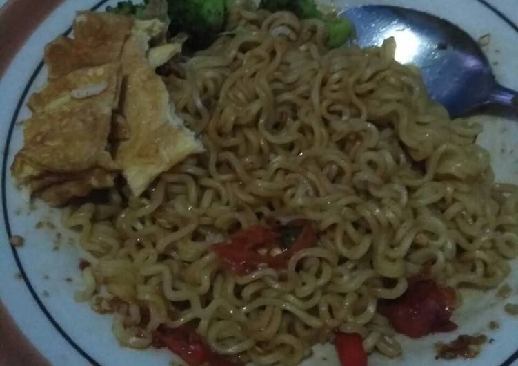 Langkah Mudah untuk Menyiapkan Mie goreng pedas dadar brokoli, Bisa Manjain Lidah