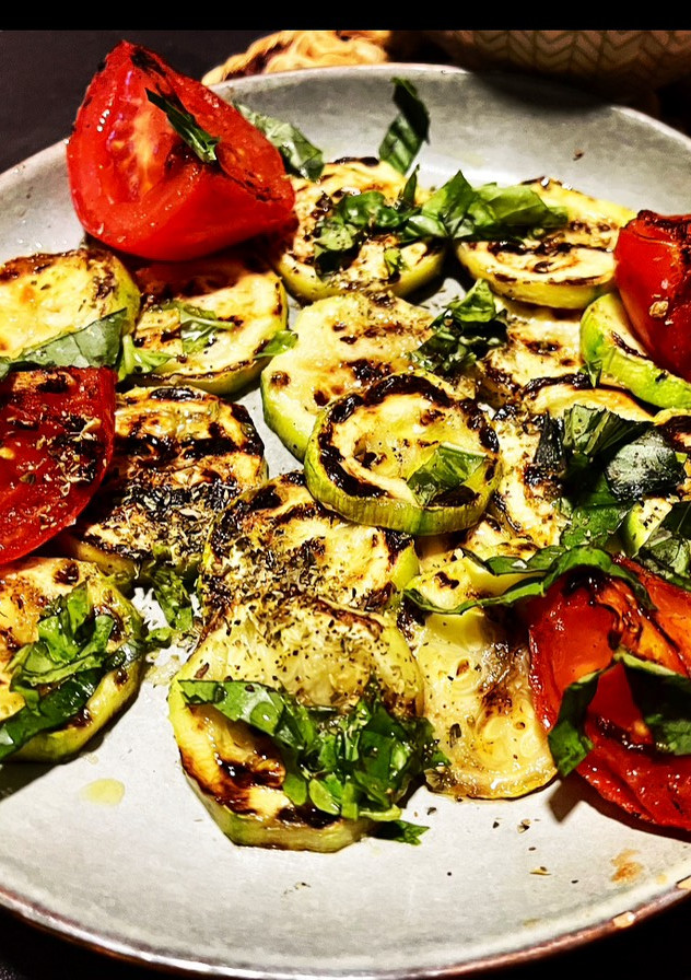 Una foto de Verduras a la parrilla con albahaca y orégano 🌿 en menos de 10 minutos!