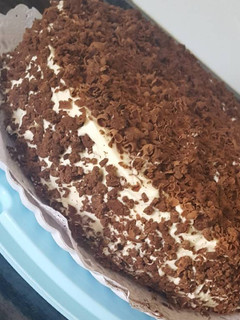 Una foto de Bizcocho de chocolate con crema de queso y nata