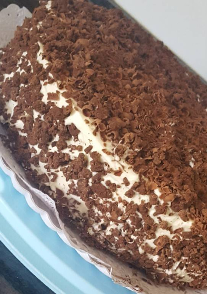 Una foto de Bizcocho de chocolate con crema de queso y nata