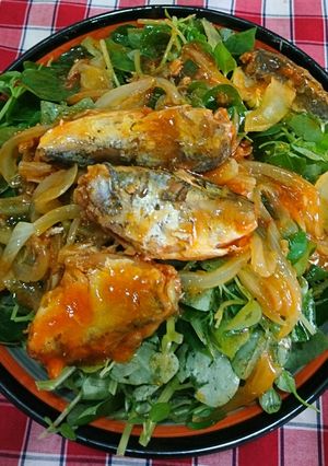 Hình của món Rau càng cua trộn cá hộp.