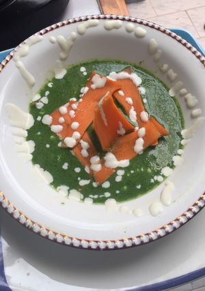 Una foto de Crema de espinacas con chips de zanahoria