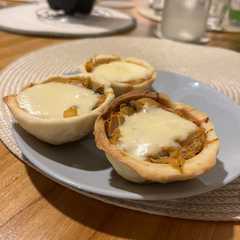 Una foto de CANAPÉS XL DE CEBOLLA CARAMELIZADA 🧅