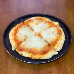 A picture of Cheese pizza.