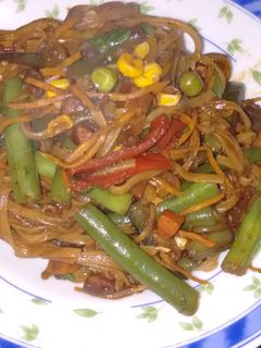 Una foto de Fideos de arroz salteados con vegetales