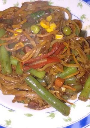 Una foto de Fideos de arroz salteados con vegetales