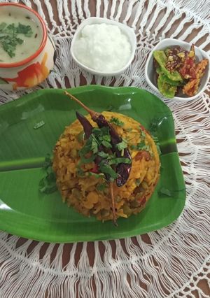 વઘારેલી ખીચડી (Vaghareli Khichdi Recipe In Gujarati) રેસીપી મુખ્ય ફોટો