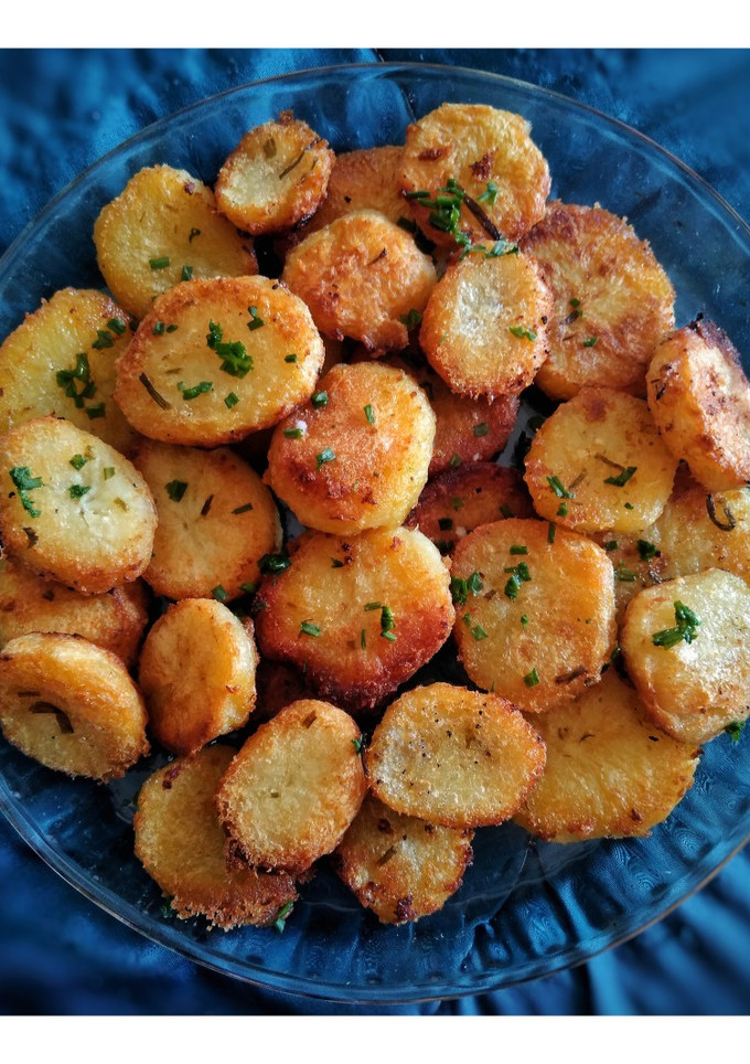 Una foto de Papas al horno crocantes por fuera y cremosas por dentro