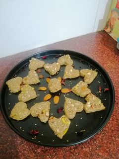 तिल और गुड़ की बर्फी (til aur gur ki barfi recipe in Hindi) रेसिपी मुख्य फोटो