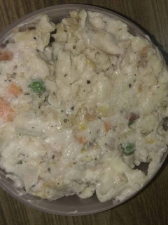 A picture of White sauce pasta with veggies.