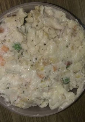 A picture of White sauce pasta with veggies.