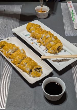 Una foto de Sushi frito de atún
