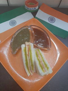 इंस्टेंट तिरंगा सैंडविच (Instant Tiranga sandwich recipe in Hindi) रेसिपी मुख्य फोटो
