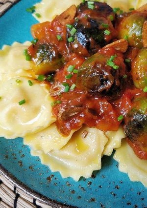 Una foto de Pasta fresca con coles de bruselas al ajillo