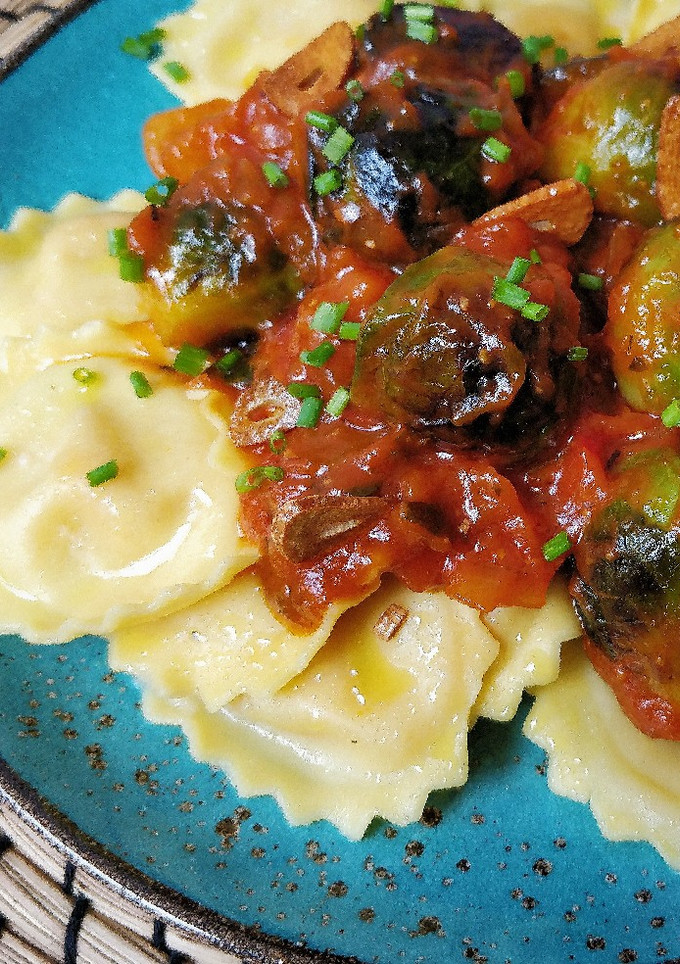 Una foto de Pasta fresca con coles de bruselas al ajillo
