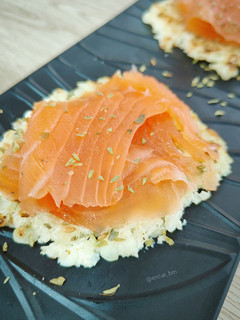 Una foto de Tortitas de queso cottage con salmón ahumado
