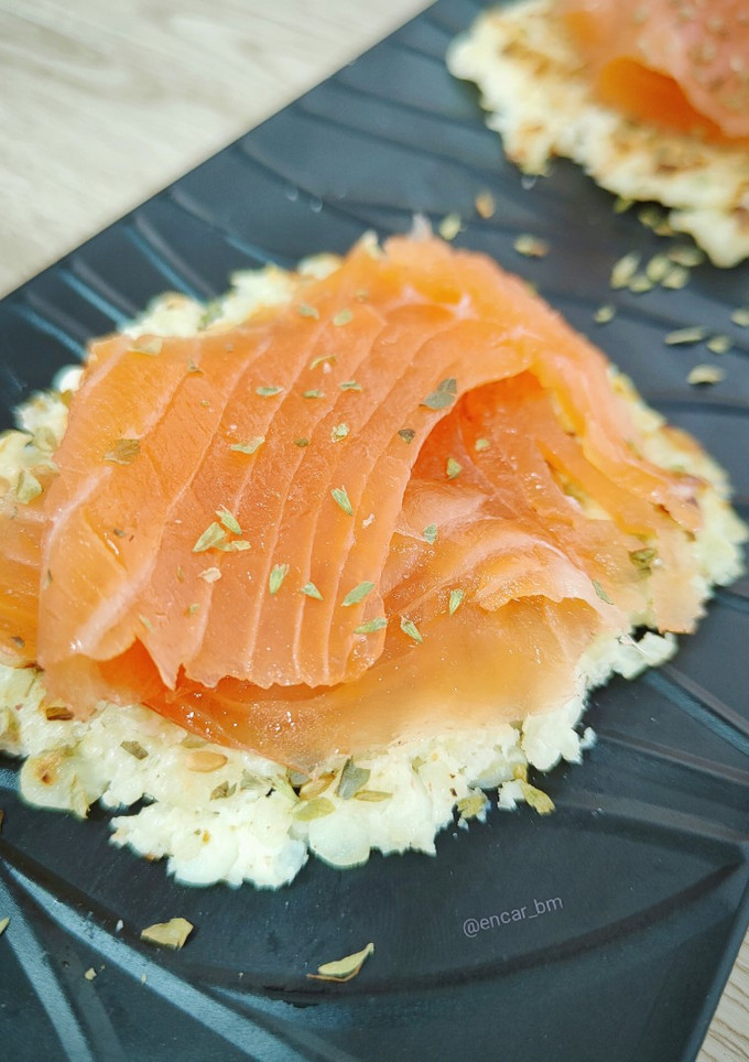 Una foto de Tortitas de queso cottage con salmón ahumado