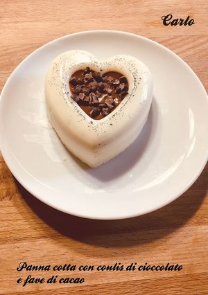 Foto di Panna cotta con coulis di cioccolato e fave di cacao