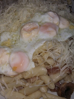 Una foto de Macarrones bajo techo de queso y huevos de codorniz