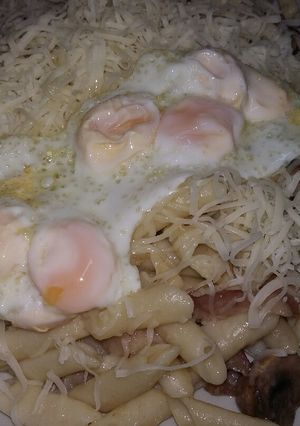 Una foto de Macarrones bajo techo de queso y huevos de codorniz