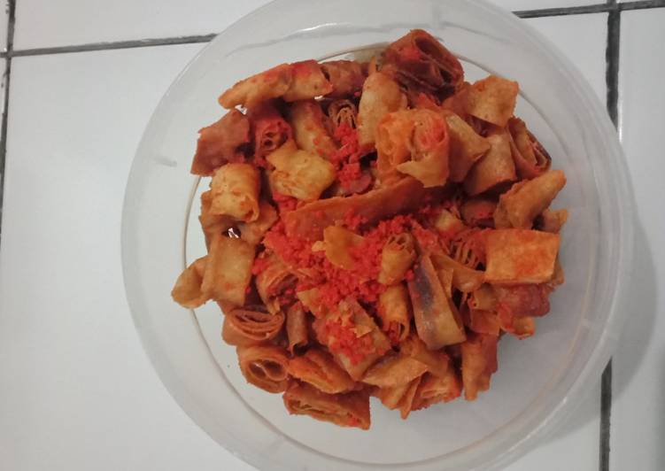 Keripik kulit lumpia bumbu balado