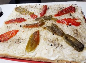 Una foto de Pizza fugazzetta rellena de jamón, tomate y muzzarella. 🍻