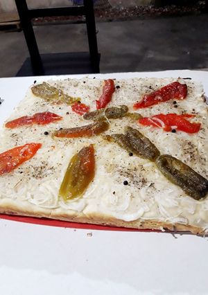 Una foto de Pizza fugazzetta rellena de jamón, tomate y muzzarella. 🍻