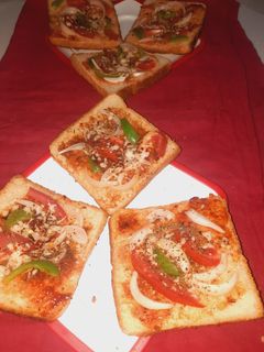 ब्रेड पिज़्ज़ा (bread pizza recipe in Hindi) रेसिपी मुख्य फोटो
