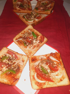 ब्रेड पिज़्ज़ा (bread pizza recipe in Hindi) रेसिपी मुख्य फोटो