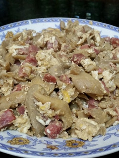 Una foto de Revuelto de setas con jamón