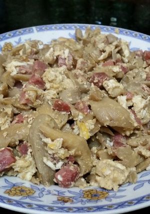 Una foto de Revuelto de setas con jamón