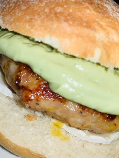 Una foto de Burger de pollo con queso y salsa de aguacate🥑