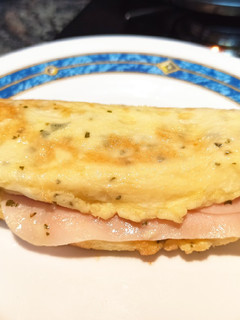 Una foto de Tortilla francesa de sándwich mixto
