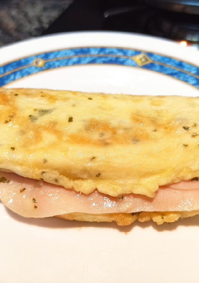 Una foto de Tortilla francesa de sándwich mixto