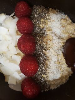 Una foto de Porridge de coco y frambuesas